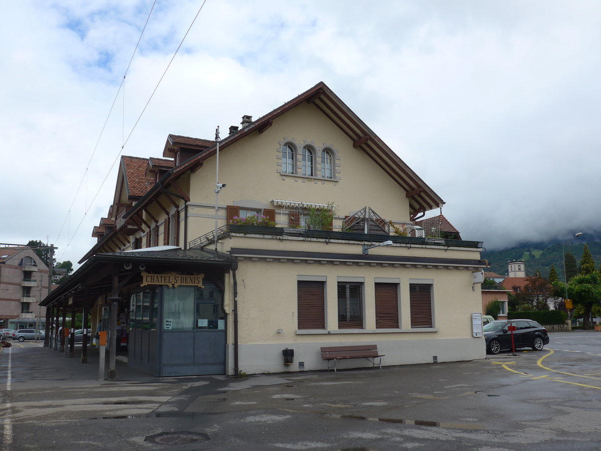 (171'814) - Der Bahnhof Ch�tel-St-Denis am 13. Juni 2016