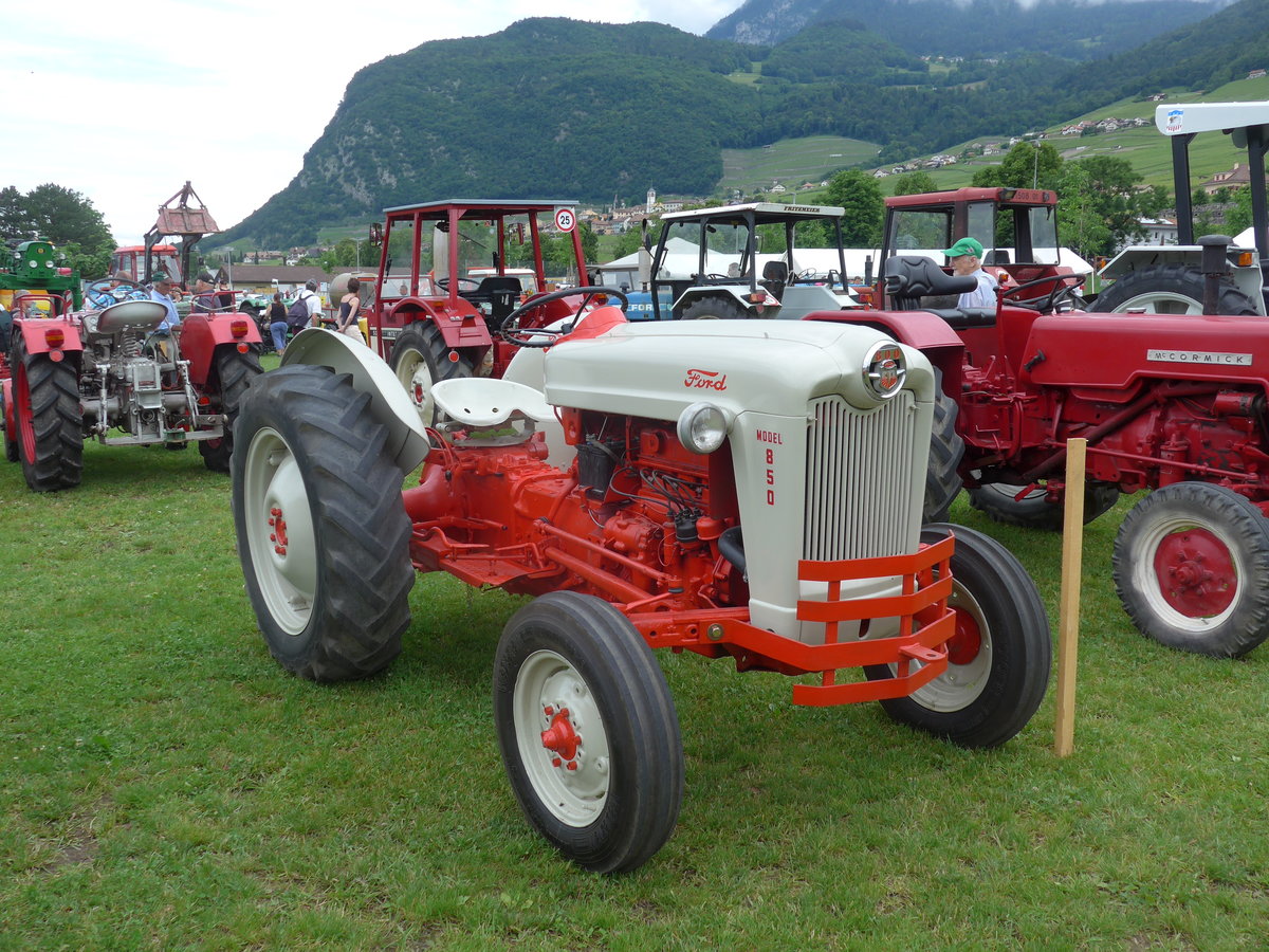 (172'059) - Ford - am 25. Juni 2016 in Aigle, Saurertreffen