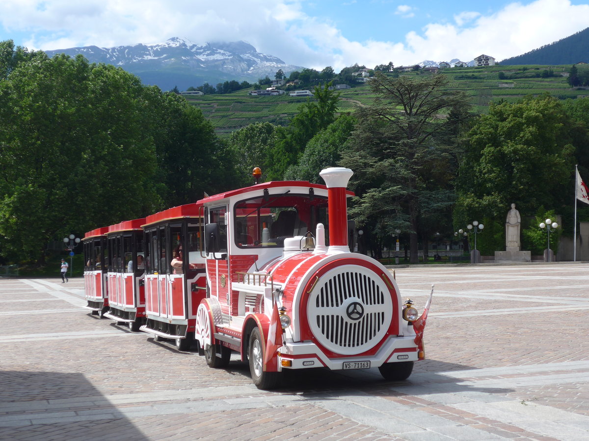 (172'548) - Touristen-Z�gli - VS 71'163 - am 26. Juni 2016 in Sion, Place de la Planta