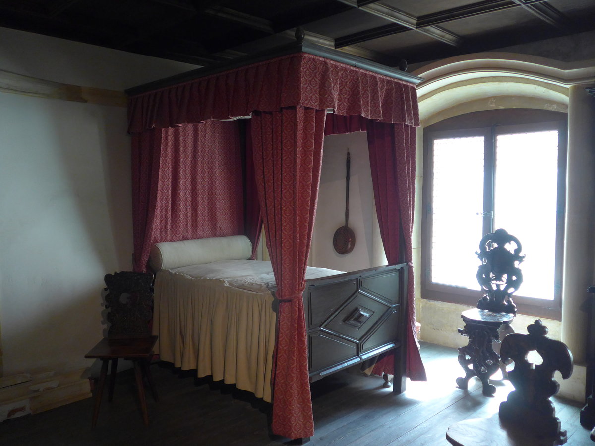 (172'915) - Schlafgemach am 13. Juli 2016 im Schloss Grandson