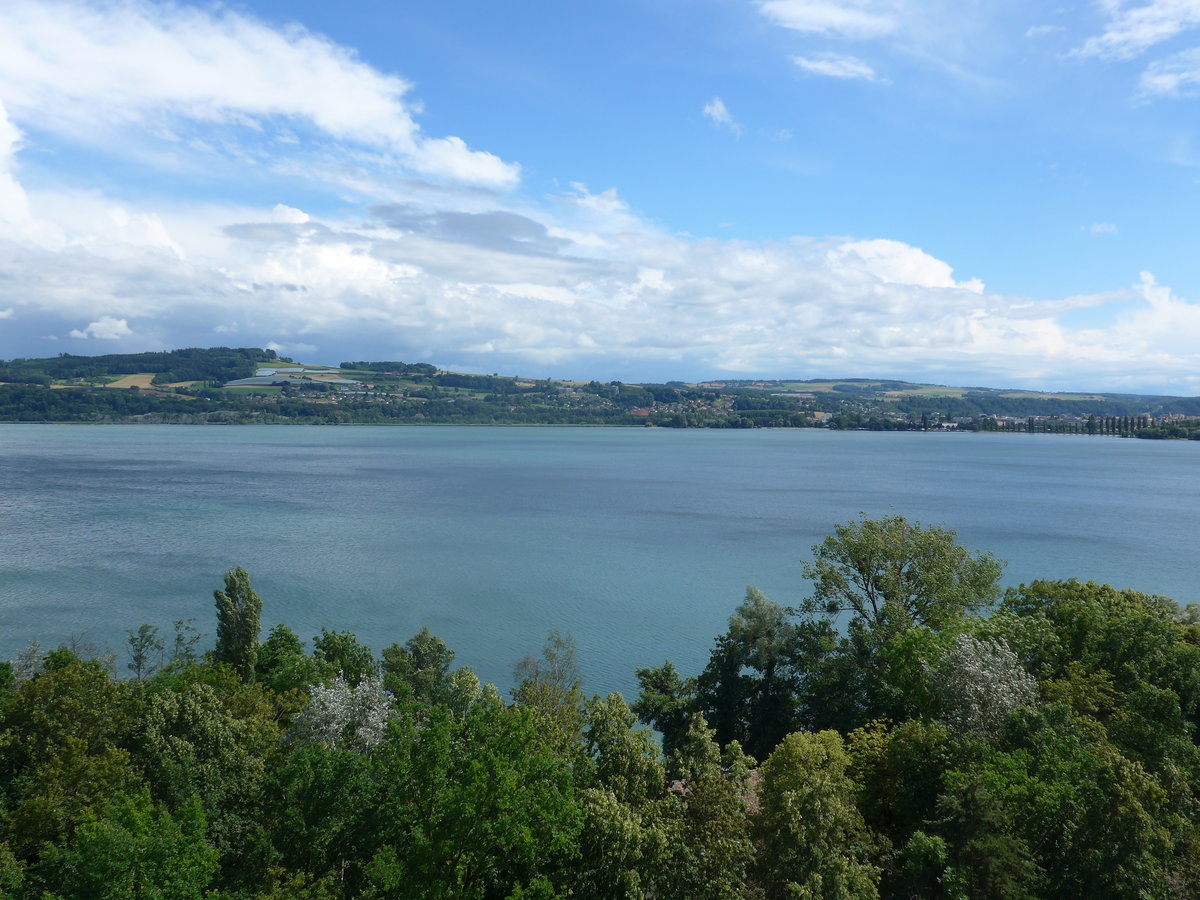 (172'961) - Ausblick vom Schloss Grandson am 13. Juli 2016 auf den Neuenburgersee
