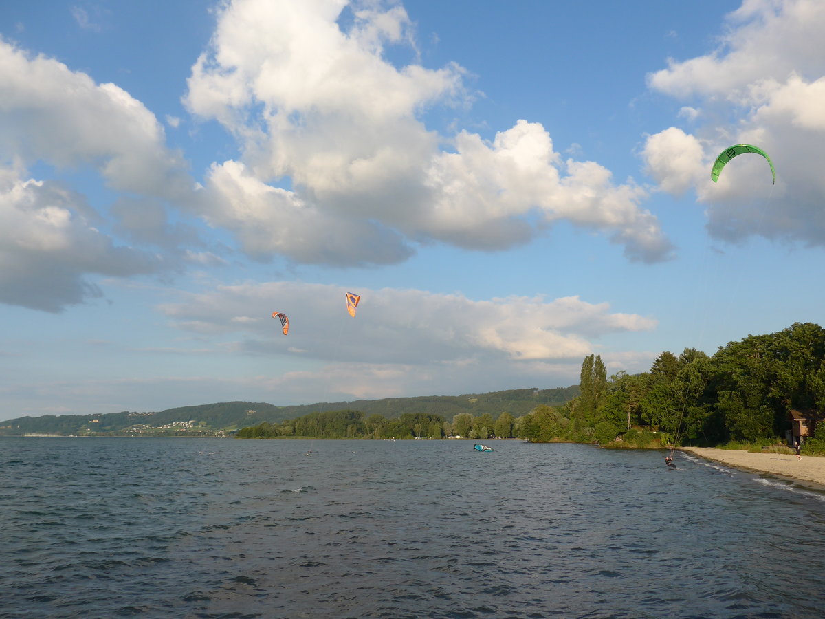 (173'051) - Gleitschirmsurfer am 15. Juli 2016 im Hafen von Yvonand