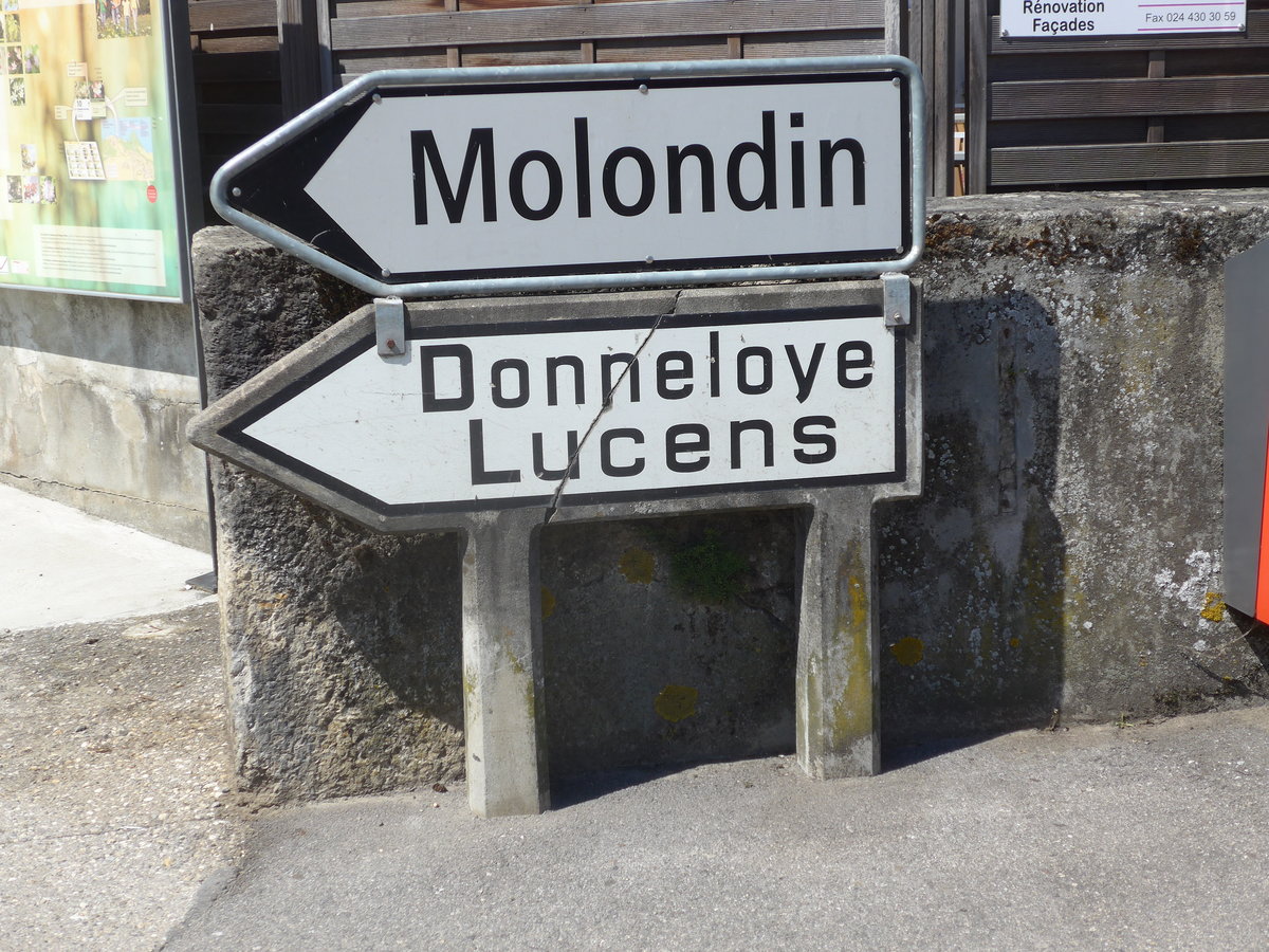 (173'087) - Alter und neuer Wegweiser am 16. Juli 2016 in Yvonand