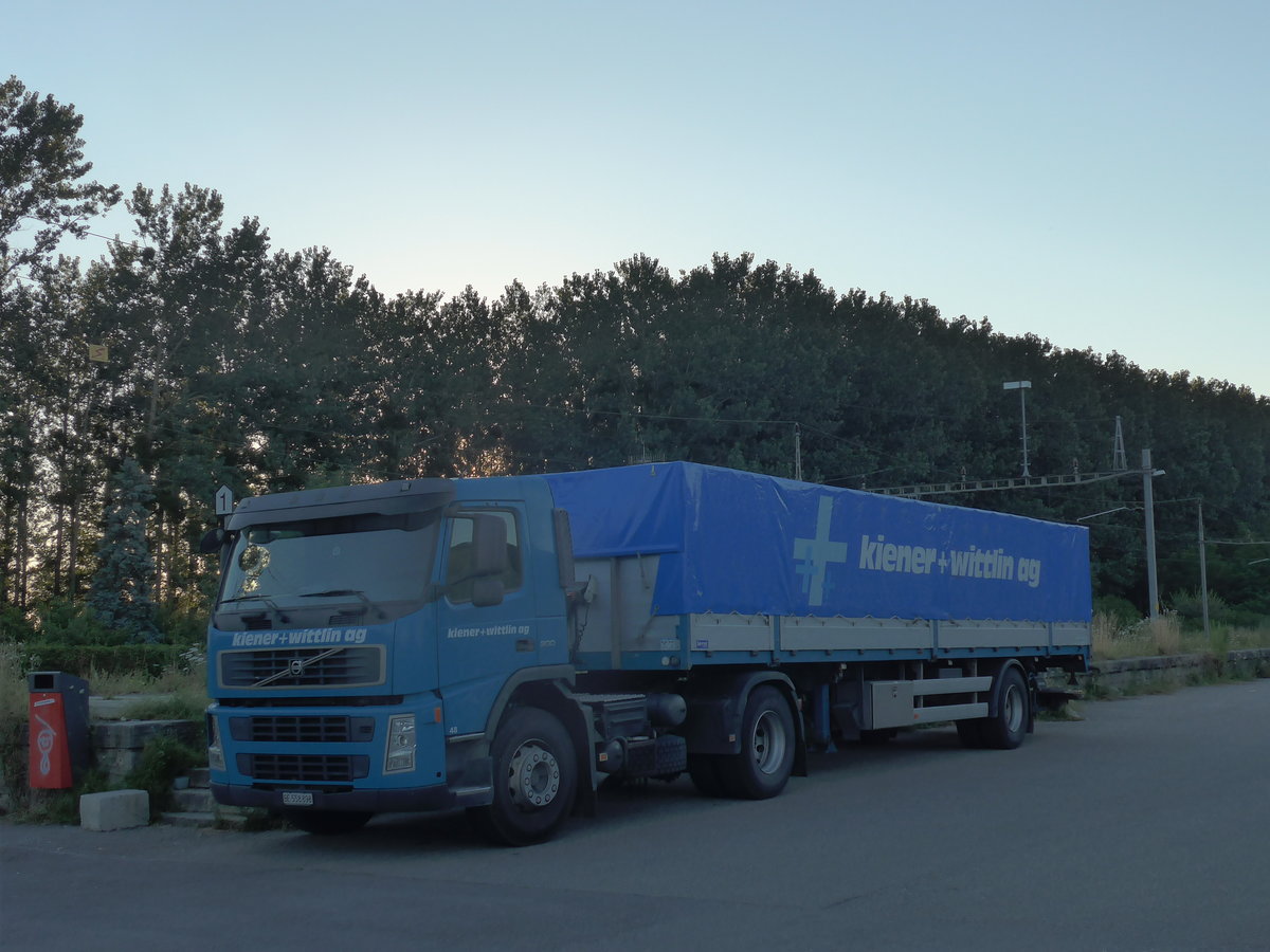 (173'121) - Kiener+Wittlin, Bern - Nr. 48/BE 558'898 - Volvo am 19. Juli 2016 beim Bahnhof Yvonand