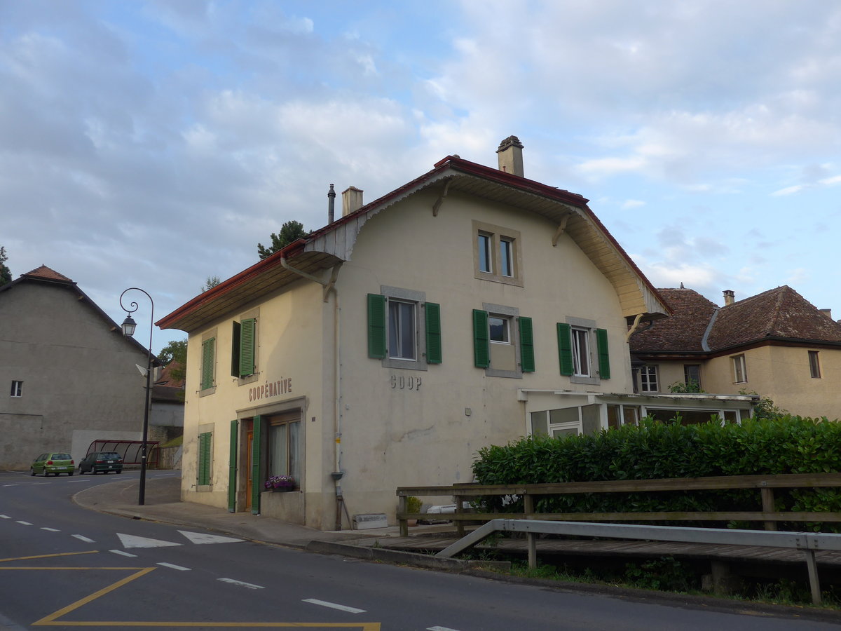 (173'212) - Altes Coop am 21. Juli 2016 in Valeyres-sous-Rances