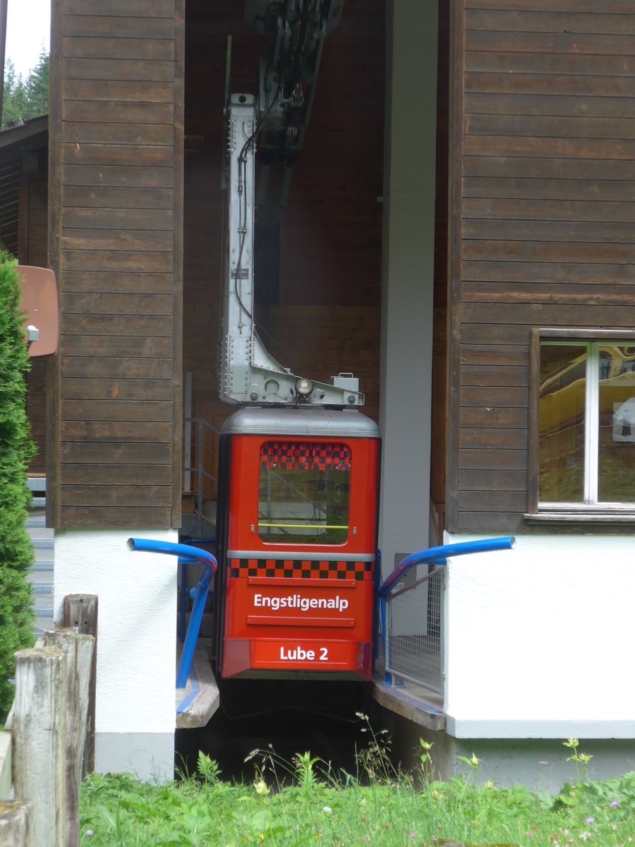 (173'411) - Luftseilbahn Unter Birg Engstligenalp - Lube 2 - am 31. Juli 2016 in der Talstation Adelboden, Unter dem Birg