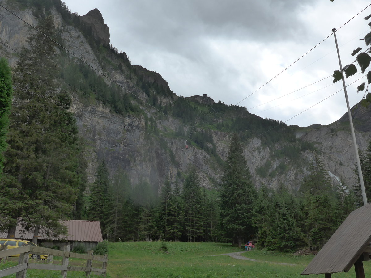 (173'416) - Luftseilbahn Unter dem Birg Engstligenalp - Lube 1 - am 31. Juli 2016 in der Anfahr in Adelboden, Unter dem Birg