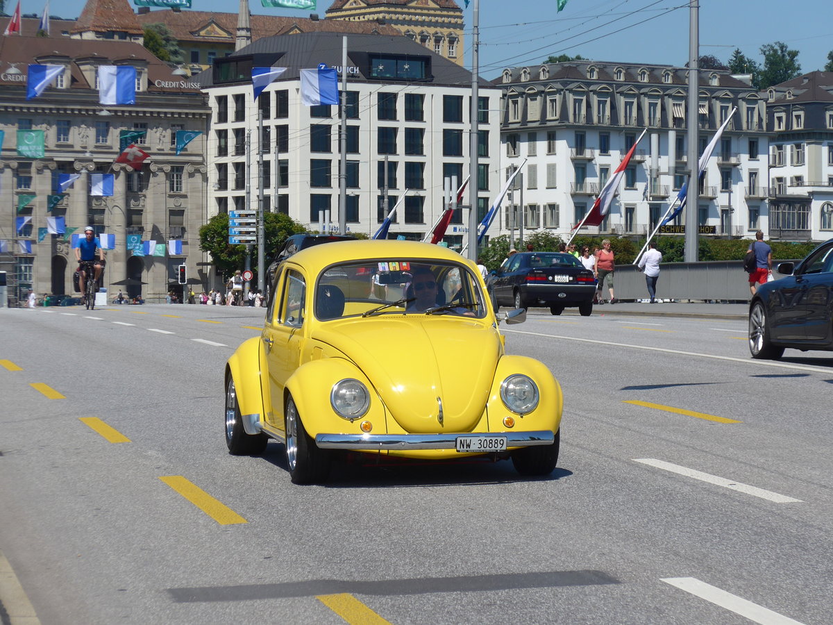 (173'818) - VW-K�fer - NW 30'889 - am 8. August 2016 in Luzern, Bahnhofbr�cke