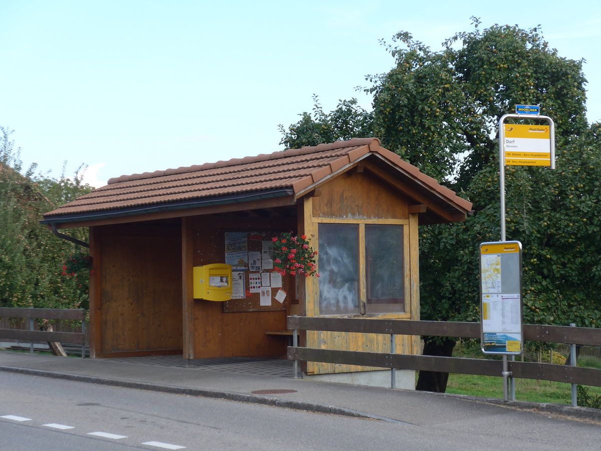 (174'914) - PostAuto-Warteh�uschen am 11. September 2016 in Murzelen, Dorf