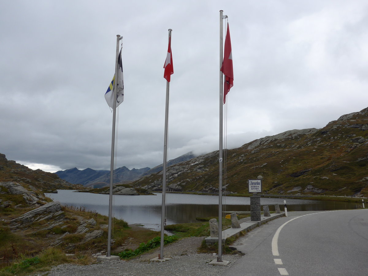 (174'952) - Fahnen am 18. September 2016 auf dem San Bernardinopass