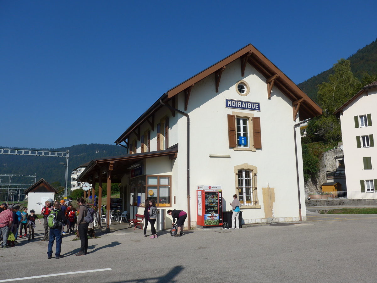 (175'178) - Der Bahnhof Noiraigue am 25. September 2016