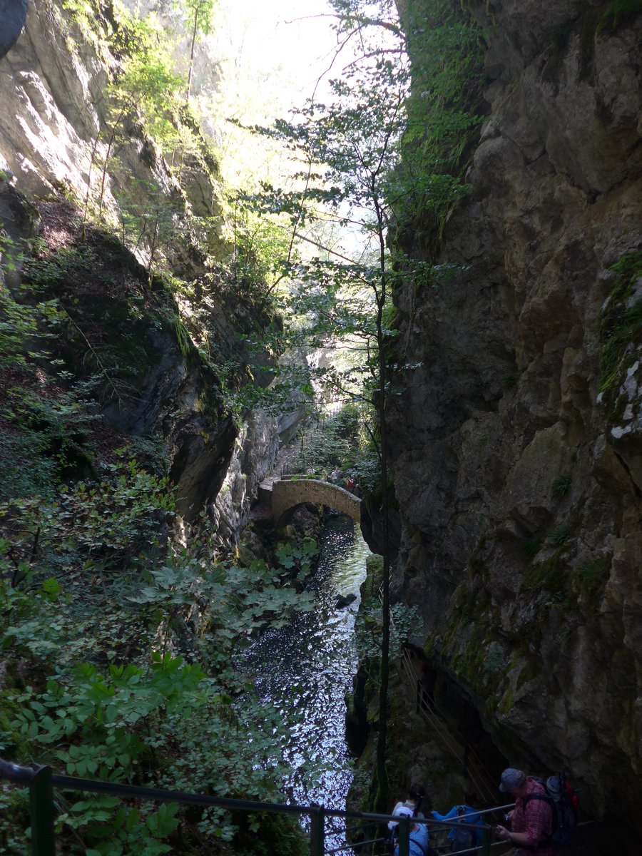 (175'180) - In der Areuse-Schlucht am 25. September 2016 bei Noiraigue