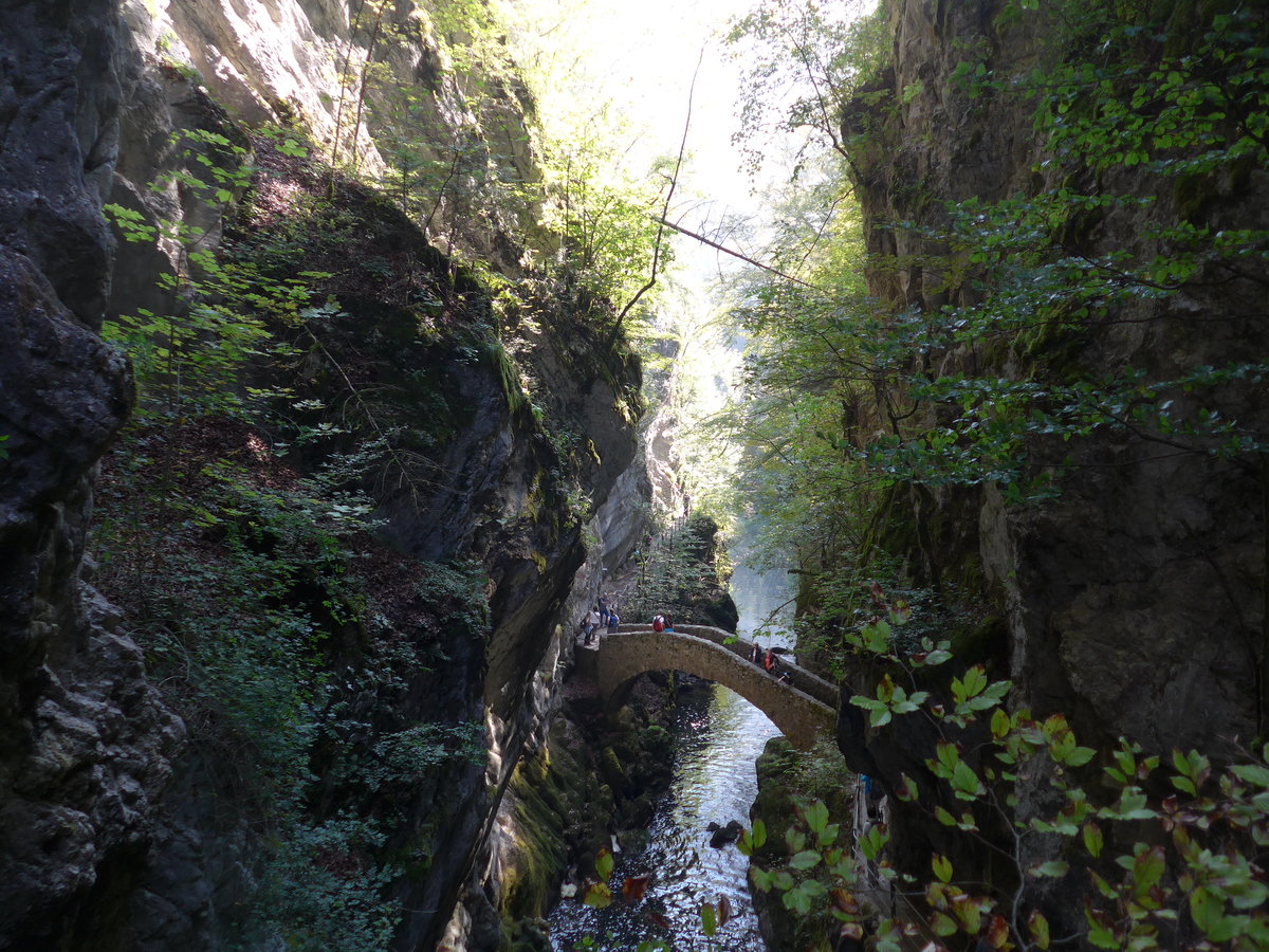 (175'181) - Br�cke in der Areuse-Schlucht am 25. September 2016 bei Noiraigue