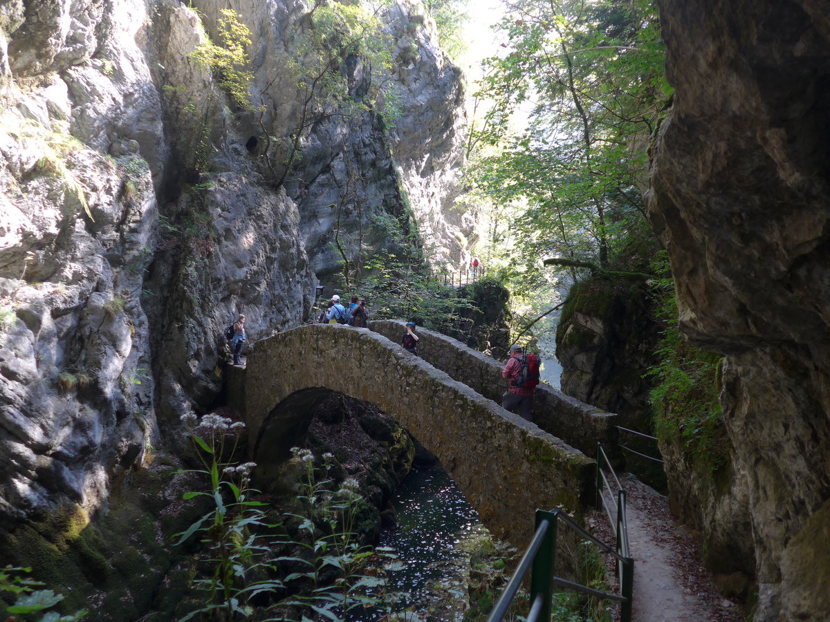 (175'182) - Br�cke in der Areuse-Schlucht am 25. September 2016 bei Noiraigue