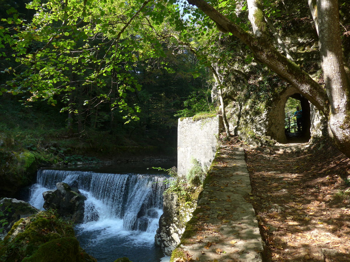 (175'185) - Tunnel in den Areuse-Schlucht am 25. September 2016 bei Noiraigue
