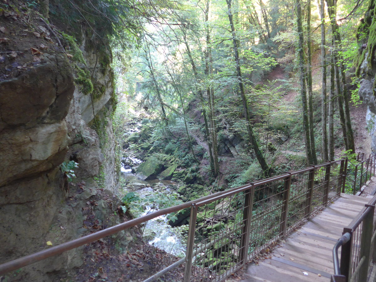 (175'200) - Auf einer Br�cke in der Areuse-Schlucht am 25. September 2016 bei Boudry