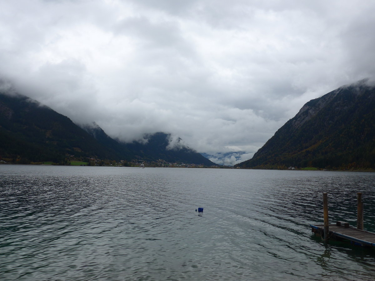 (175'943) - Blick von Pertisau am 19. Oktober 2016 �ber den Achensee nach Maurach