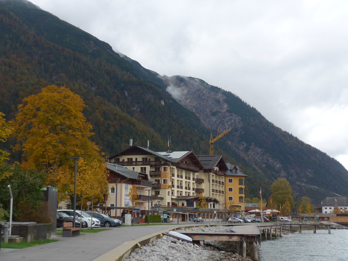 (175'951) - Das Hotel Post am 19. Oktober 2016 in Pertisau