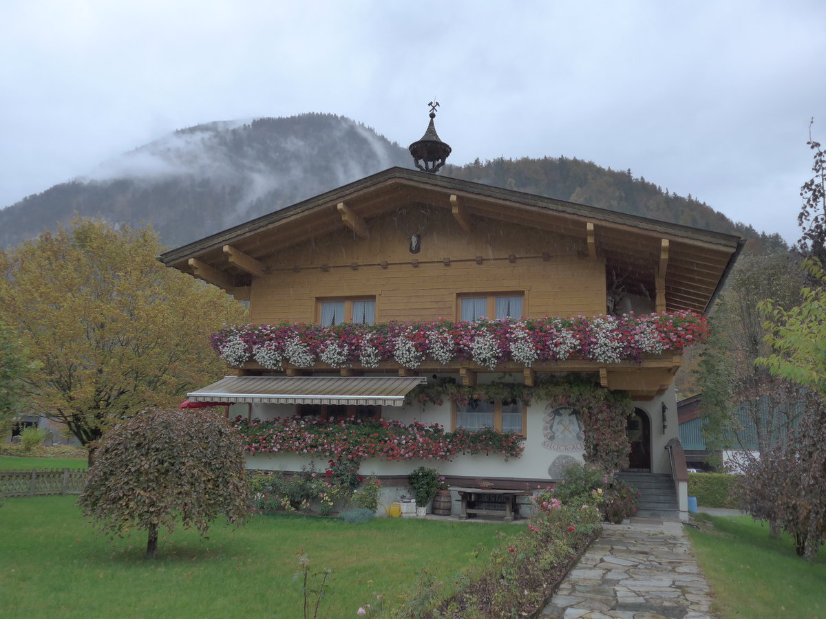 (175'971) - Blumenbeschm�cktes Haus am 19. Oktober 2016 in Pertisau