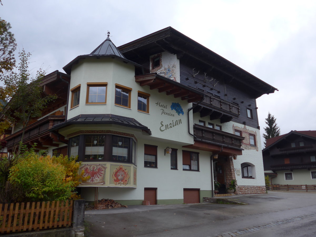 (175'995) - Das Hotel Enzian am 19. Oktober 2016 in Pertisau