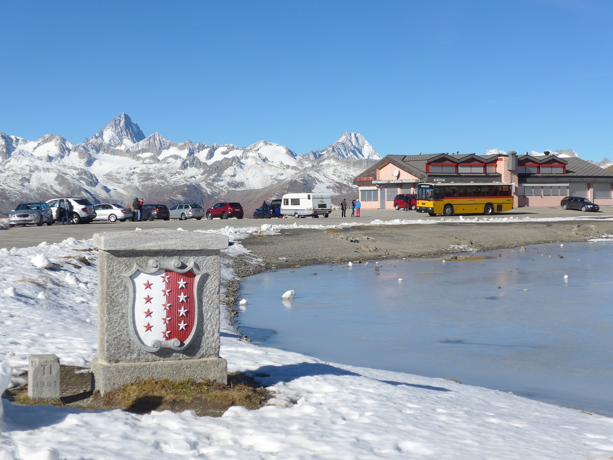 (176'392) - Grenzstein am 30. Oktober 2016 auf dem Nufenenpass