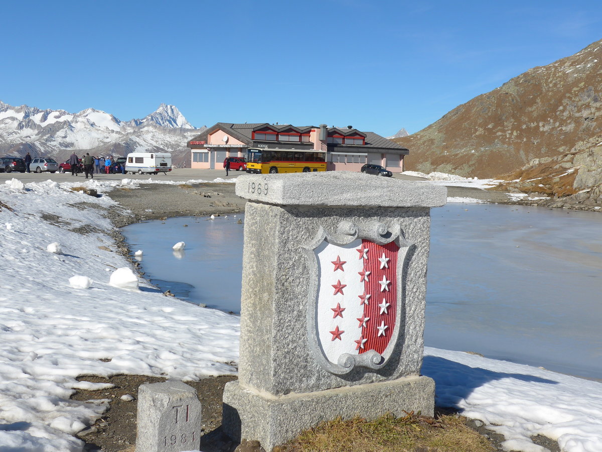 (176'395) - Grenzstein am 30. Oktober 2016 auf dem Nufenenpass