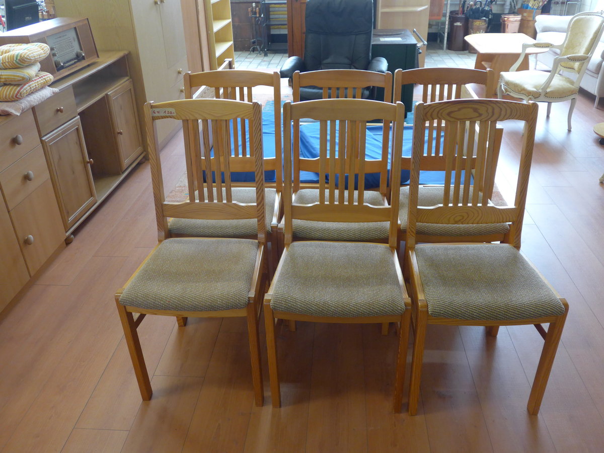 (176'711) - 6 gepolsterte St�hle am 21. November 2016 im BrockiShop