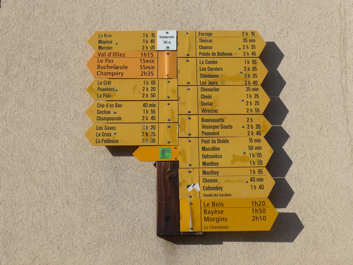 (177'532) - Wanderwegweiser-Sammlung am 1. Januar 2017 beim Bahnhof Troistorrents