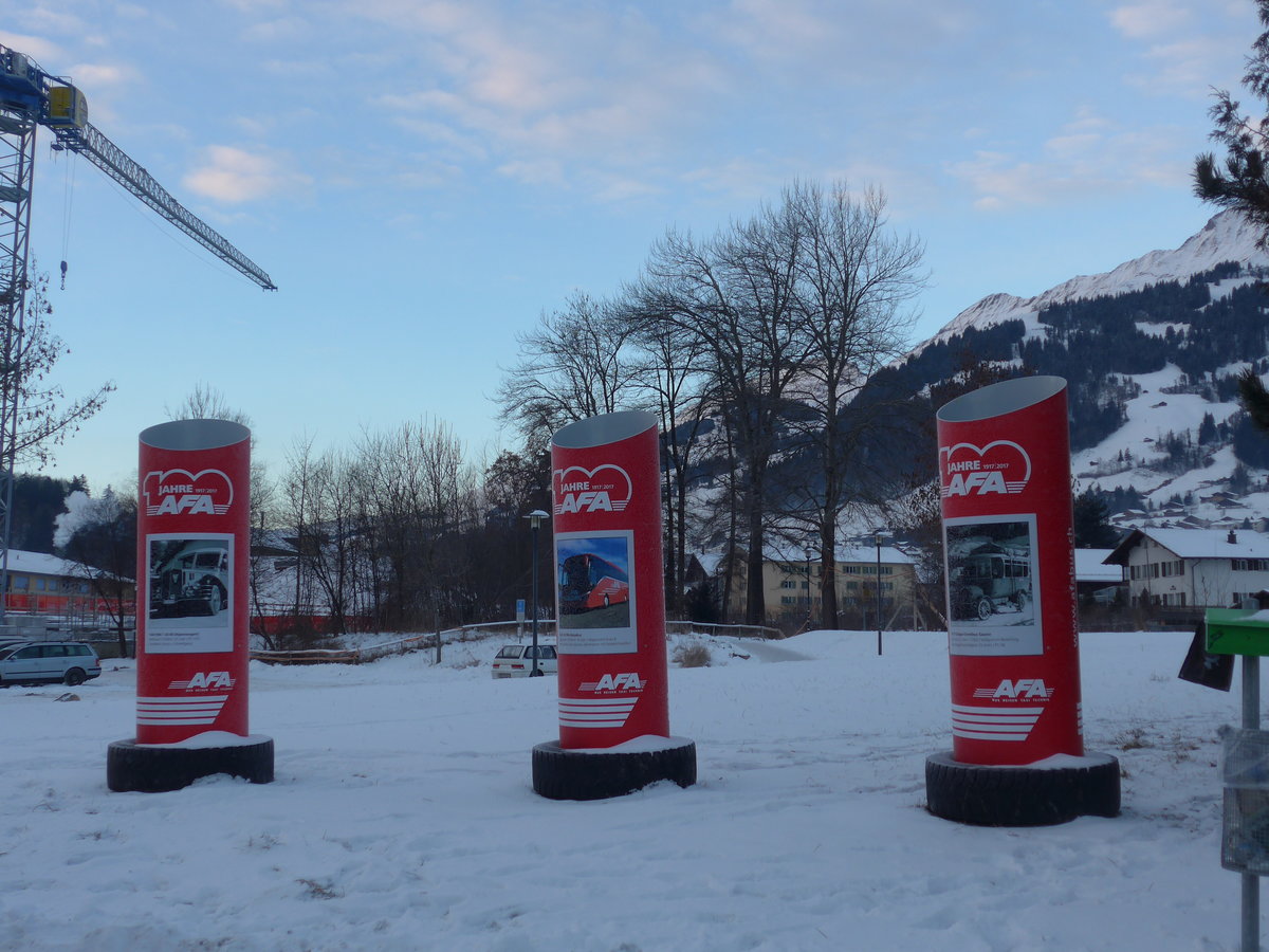 (177'634) - S�ulen zum Jubil�um 100 Jahre AFA 1917-2017 am 7. Januar 2017 beim Bahnhof Frutigen