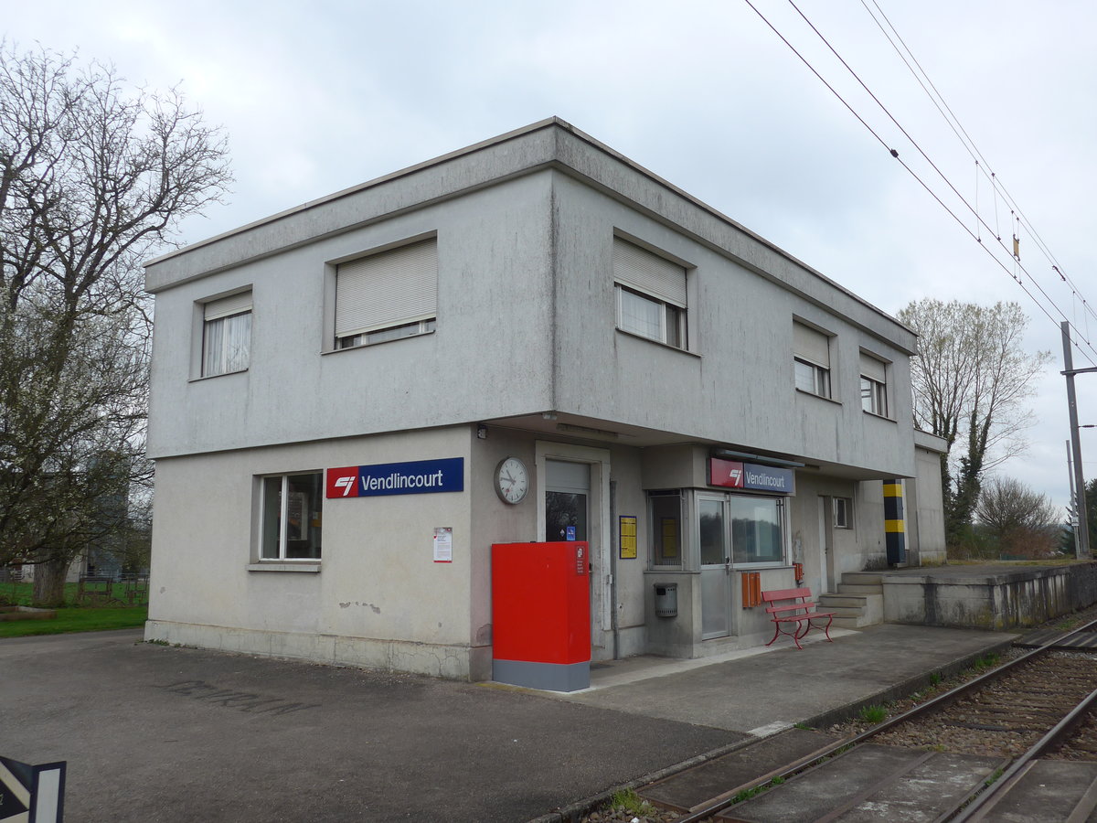 (179'354) - Der Bahnhof am 2. April 2017 in Vendlincourt