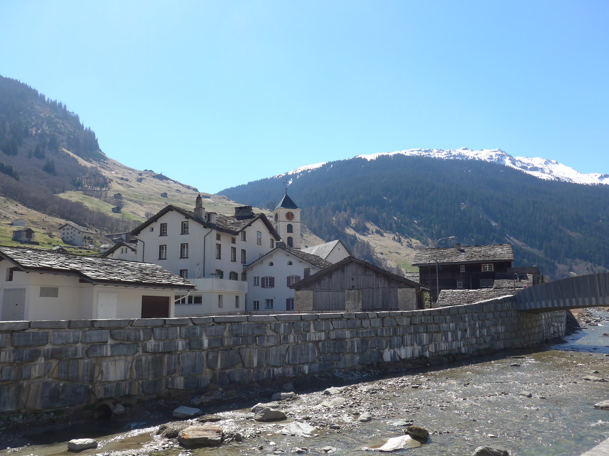 (179'569) - Dorfpartie mit Kirche und Valser Rhein am 14. April 2017 in Vals