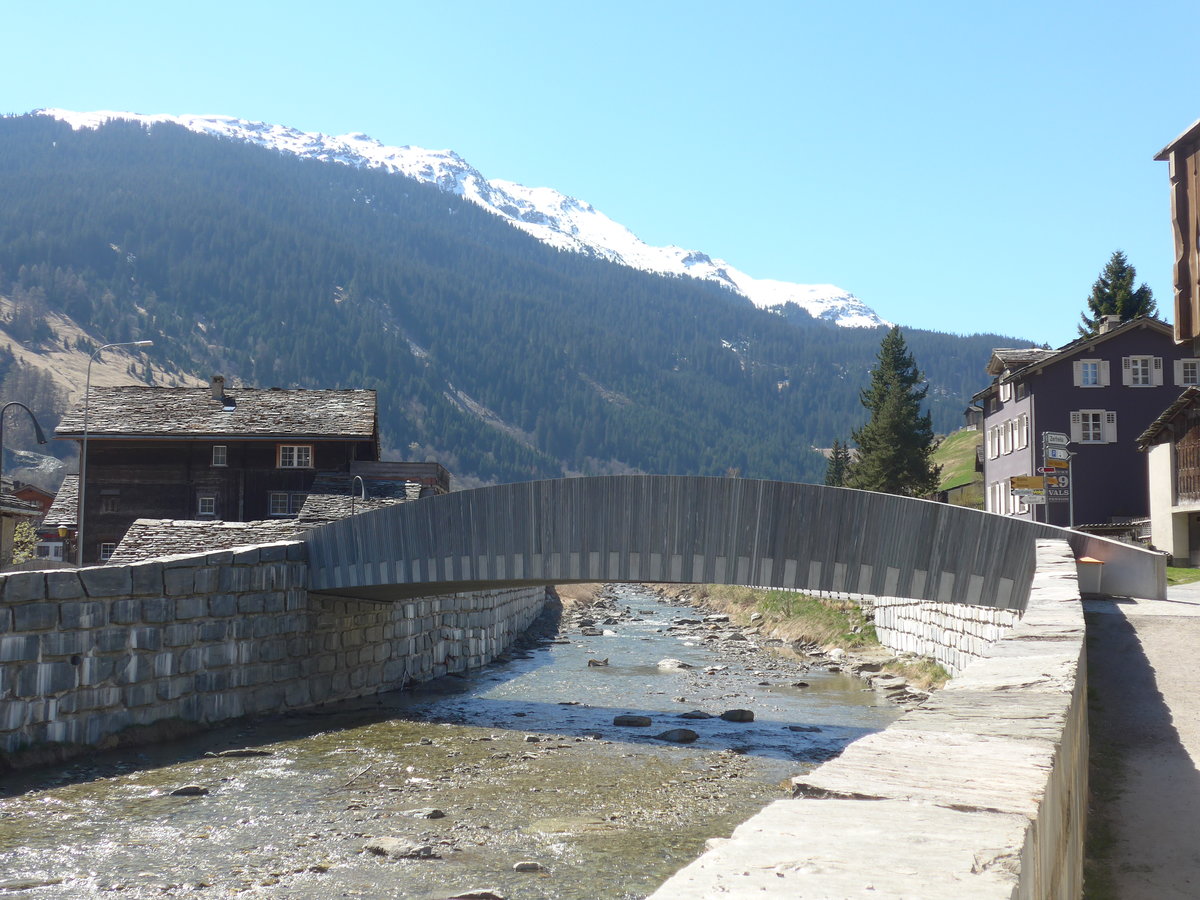 (179'570) - Valser Rhein mit Dorfbr�cke am 14. April 2017 in Vals