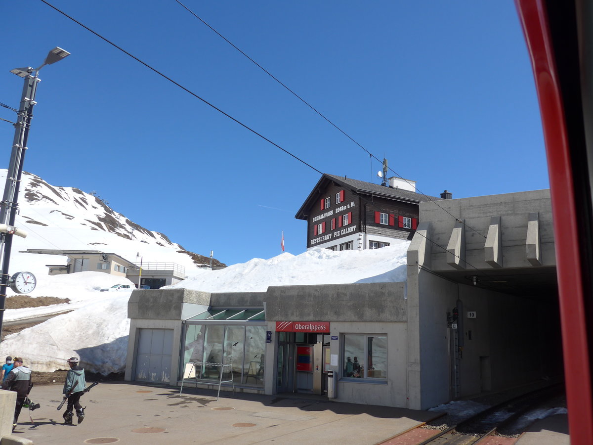 (179'599) - Restaurant und Bahnhof am 14. April 2017 auf dem Ofenpass