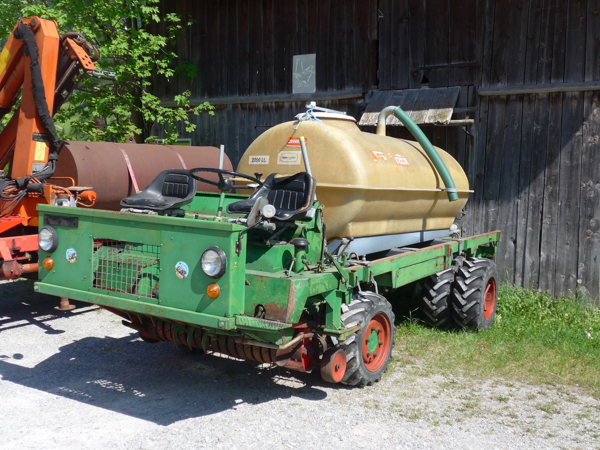 (180'799) - Schilter am 26. Mai 2017 beim Bahnhof Boltigen