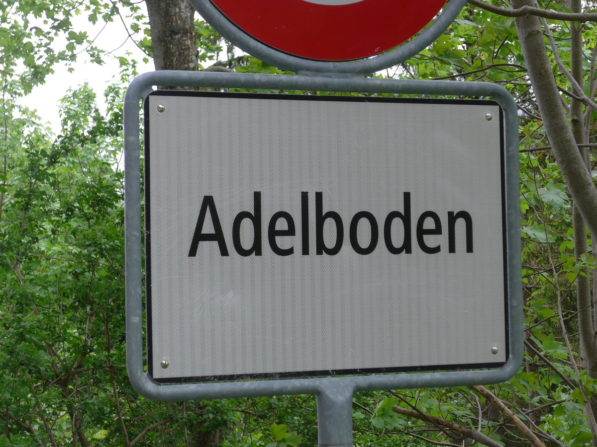 (180'957) - Ortstafel von Adelboden am 4. Juni 2017