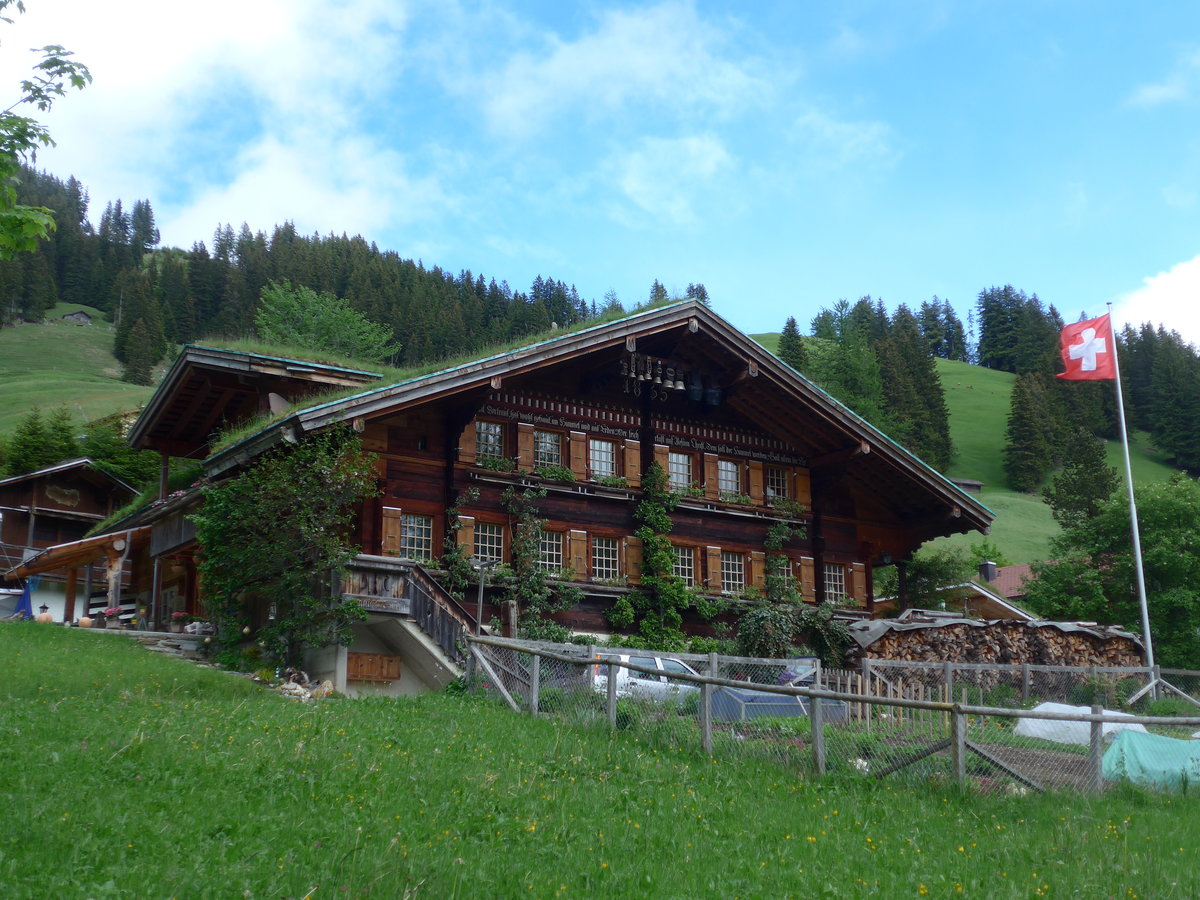 (180'958) - Gradbedecktes Haus am 4. Juni 2017 im Stiegelschwand bei Adelboden