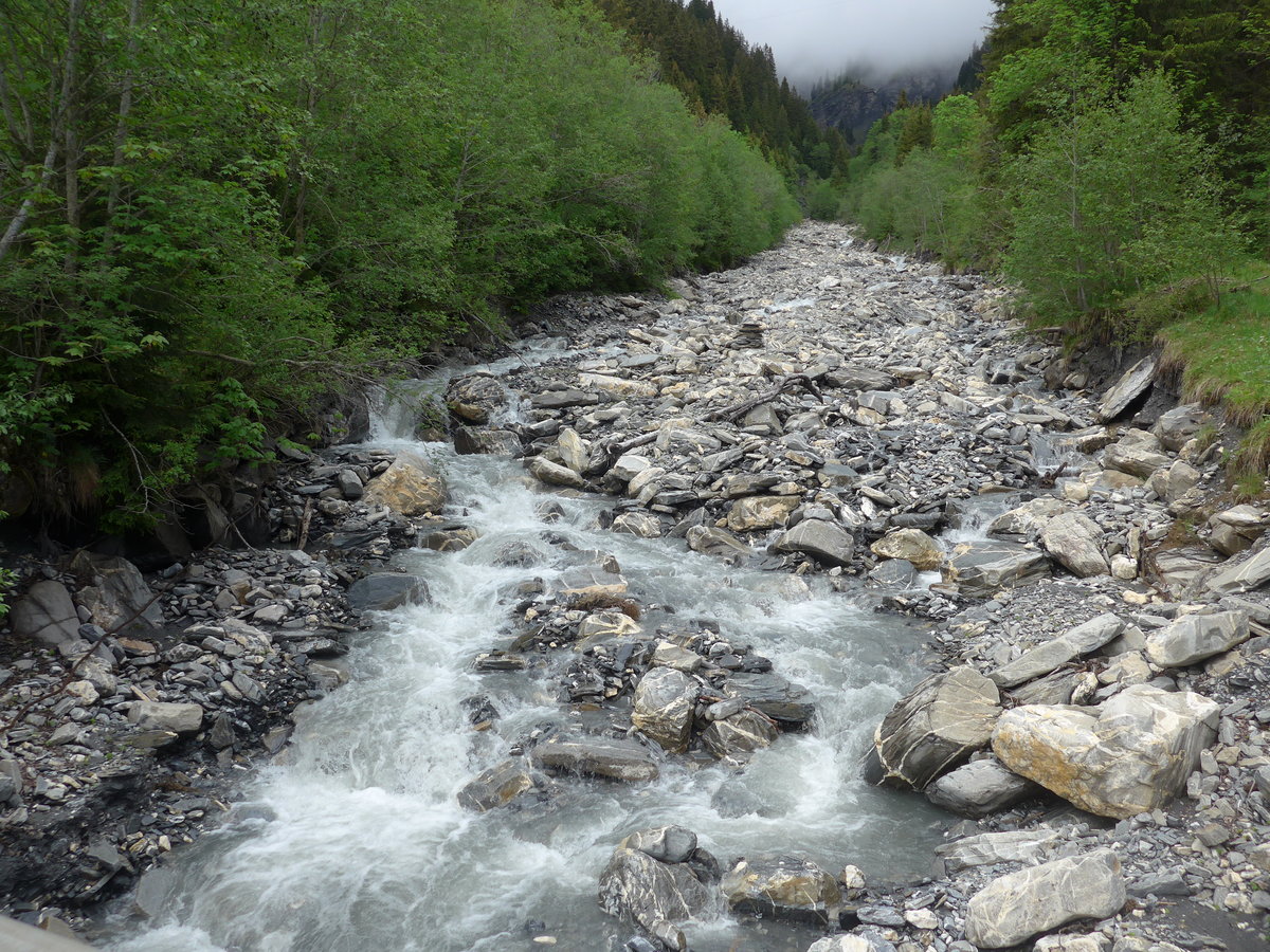 (180'968) - Der Stiegelbach am 4. Juni 2017 in Adelboden, Schermtanne