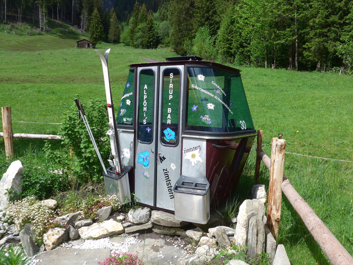 (180'971) - Alte Hahnenmoos-Gondel - Nr. 30 - am 4. Juni 2017 in Adelboden, Schermtanne