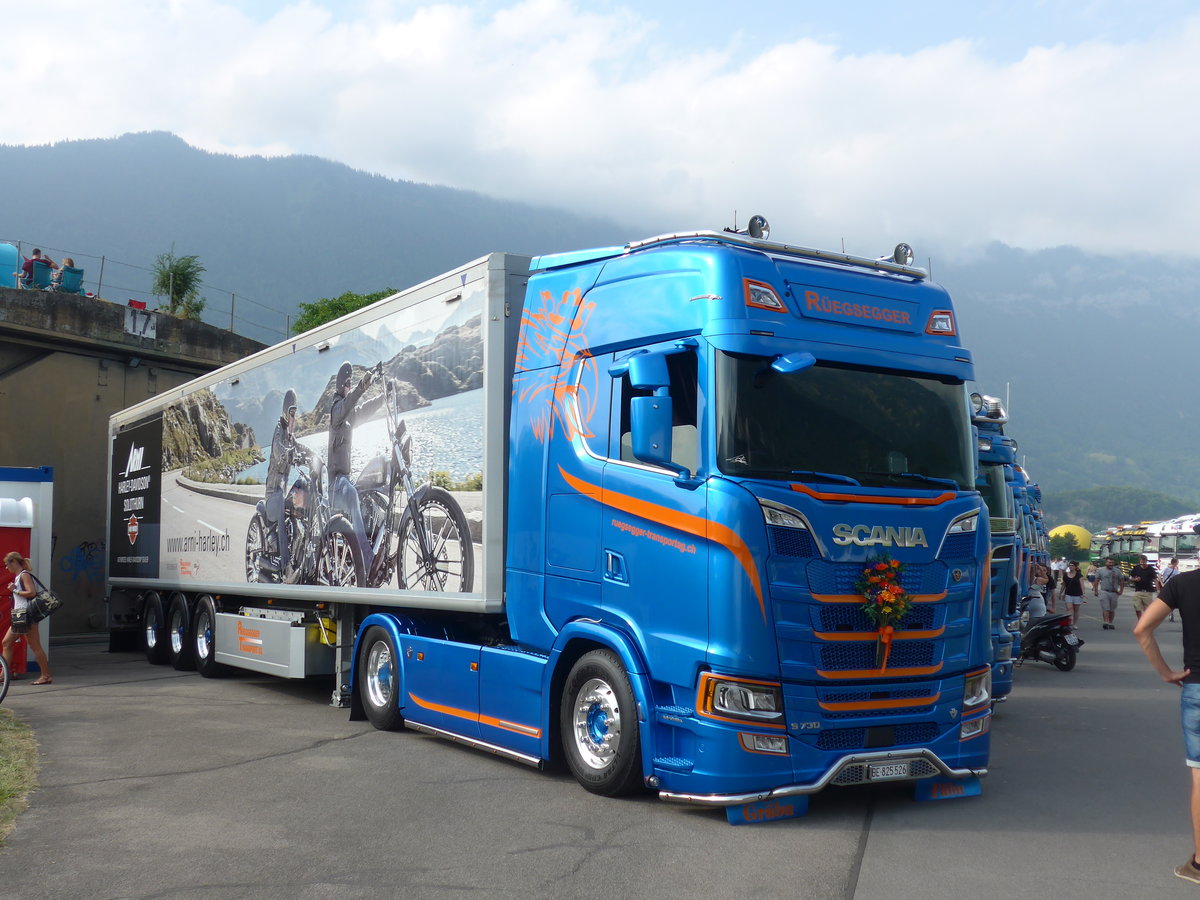 (181'513) - R�egsegger, Belp - BE 825'526 - Scania am 24. Juni 2017 in Interlaken, Flugplatz