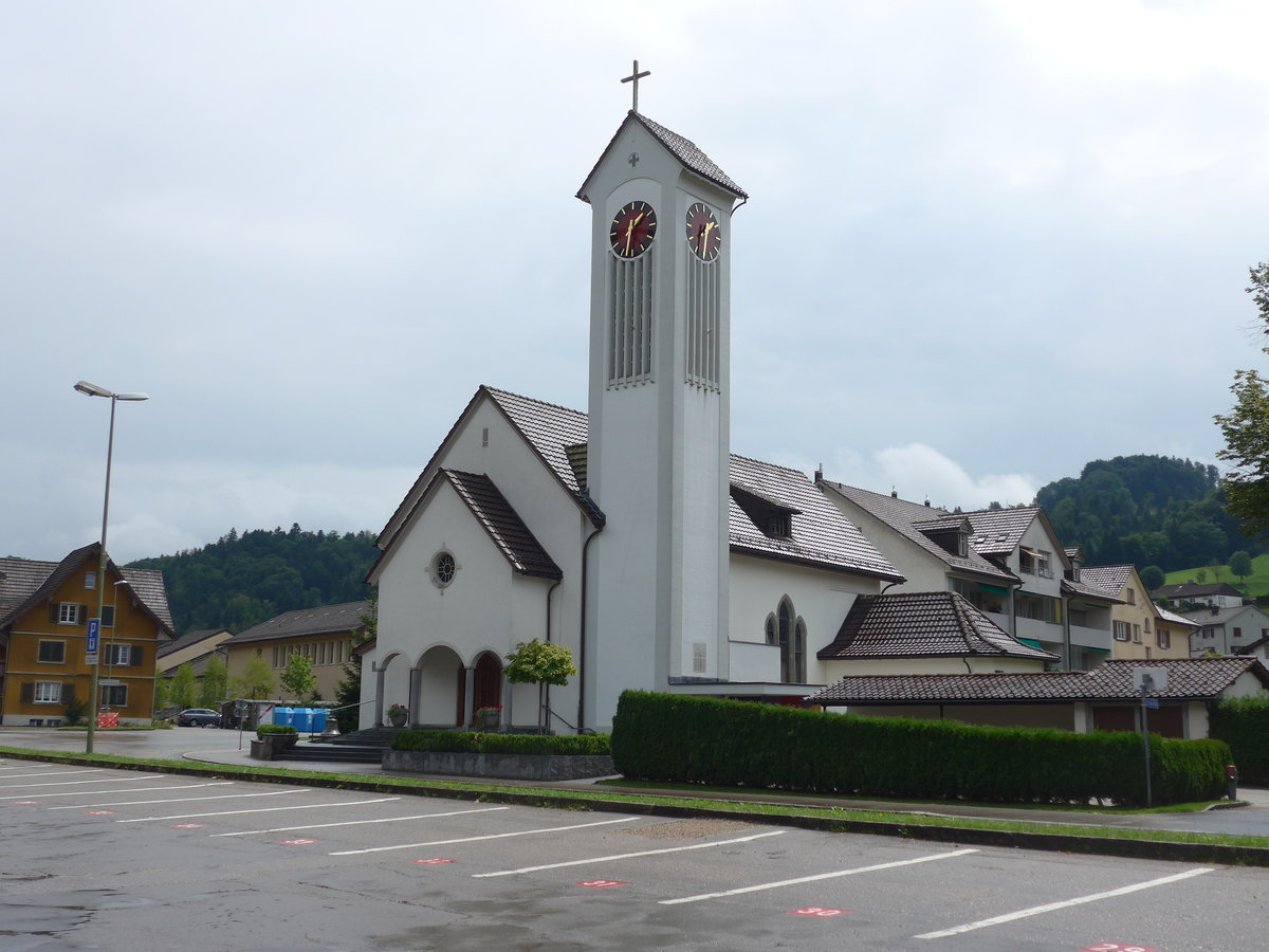 (181'982) - Die Kirche von Bauma am 10. Juli 2017