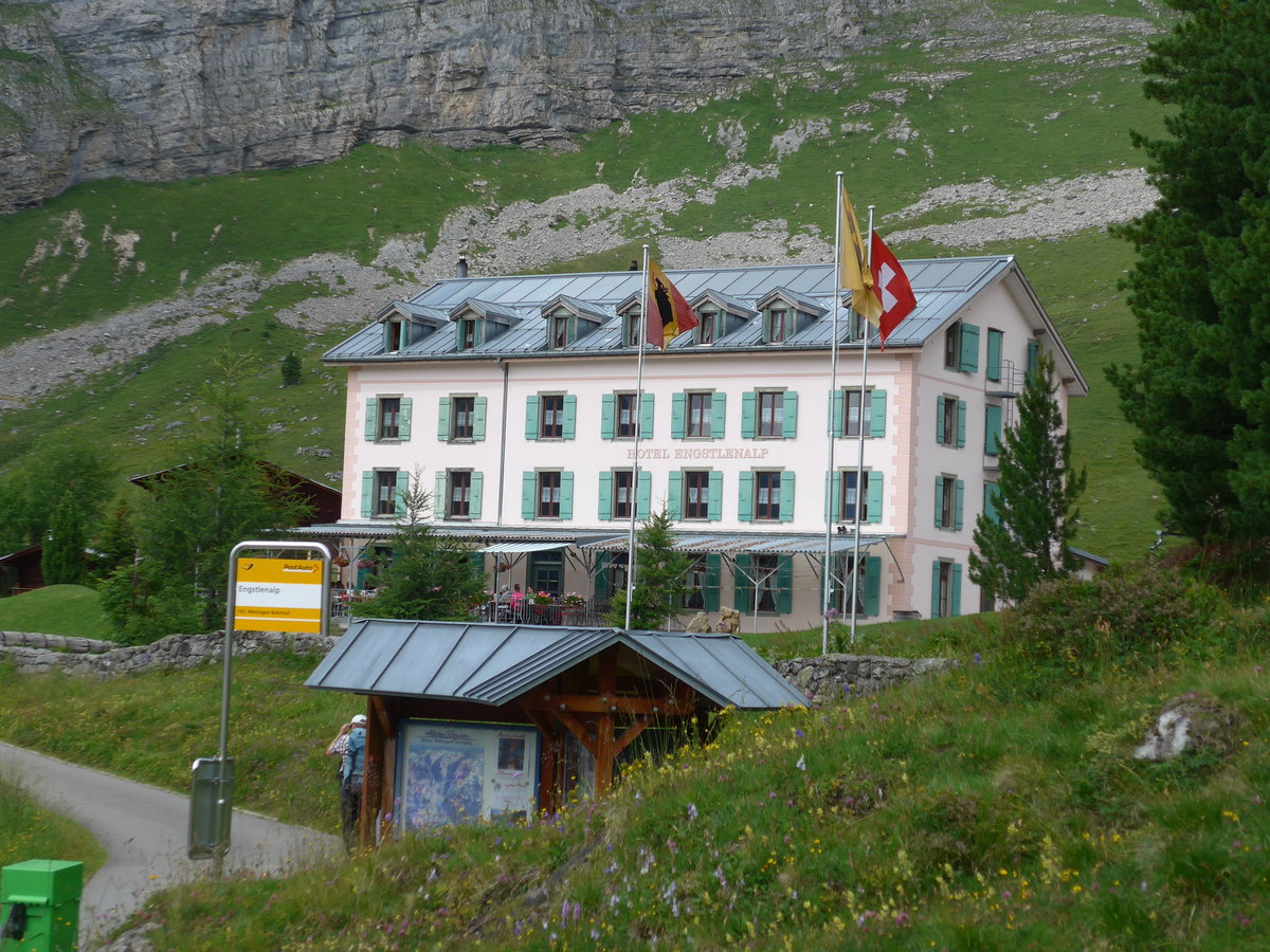 (182'117) - PostAuto-Haltestelle und Hotel Engstlenalp am 16. Juli 2017 auf der Engstlenalp