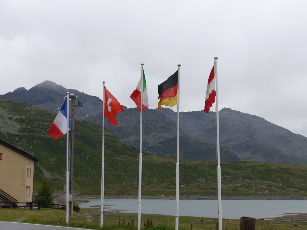 (182'260) - Fahnen mit Lago di Montespluga am 24. Juli 2017 in Montespluga