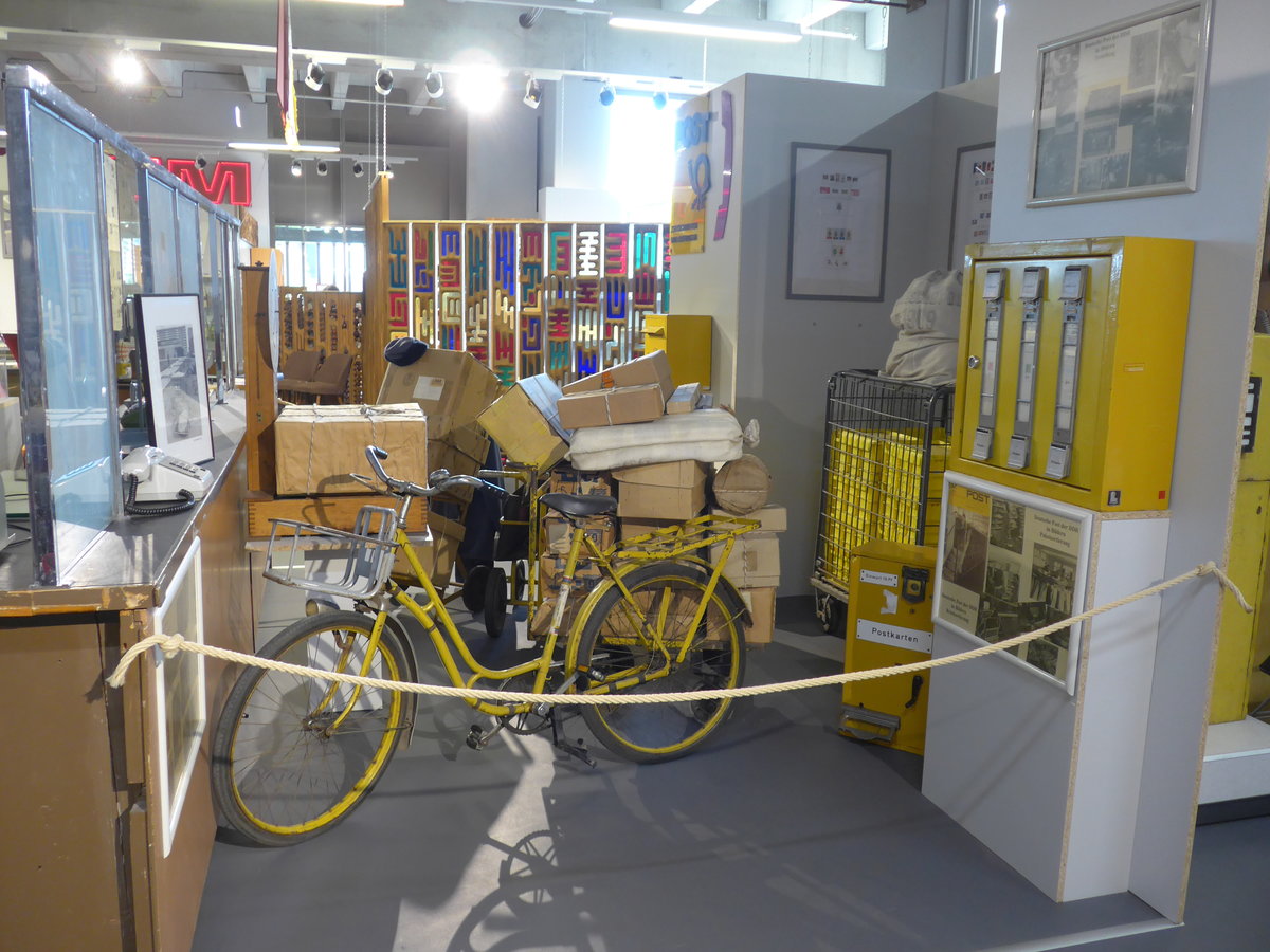 (183'011) - Postamt mit Velo am 8. August 2017 in Dresden, Die Welt der DDR