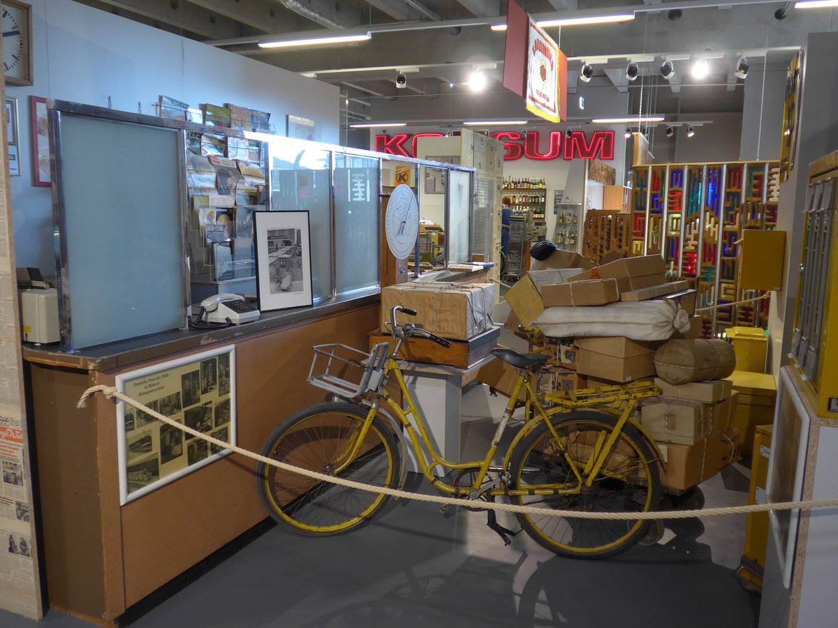 (183'012) - Postamt mit Velo am 8. August 2017 in Dresden, Die Welt der DDR