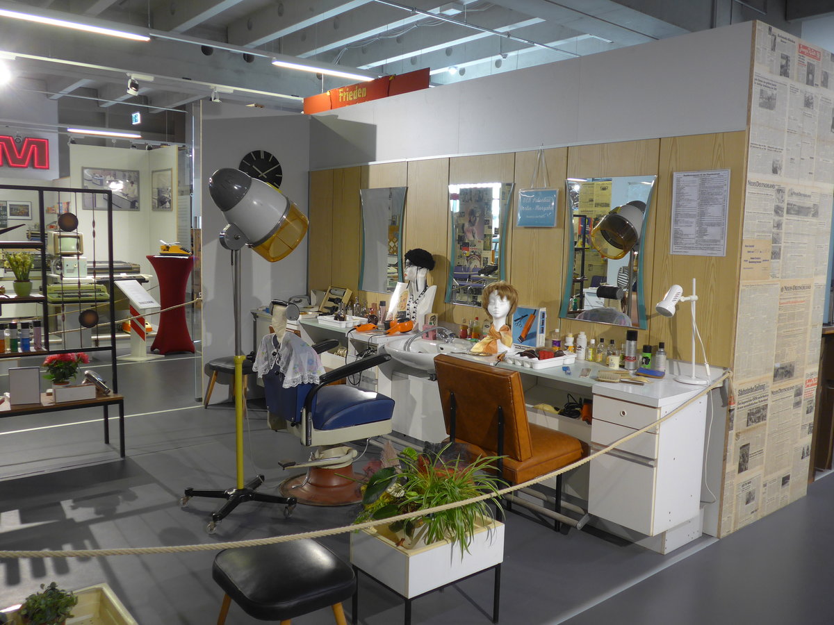 (183'013) - Coiffeursalon am 8. August 2017 in Dresden, Die Welt der DDR