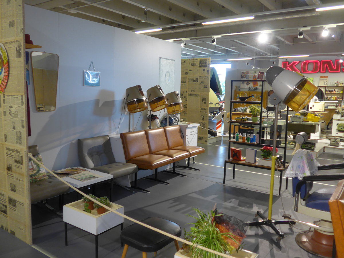 (183'014) - Coiffeursalon am 8. August 2017 in Dresen, Die Welt der DDR