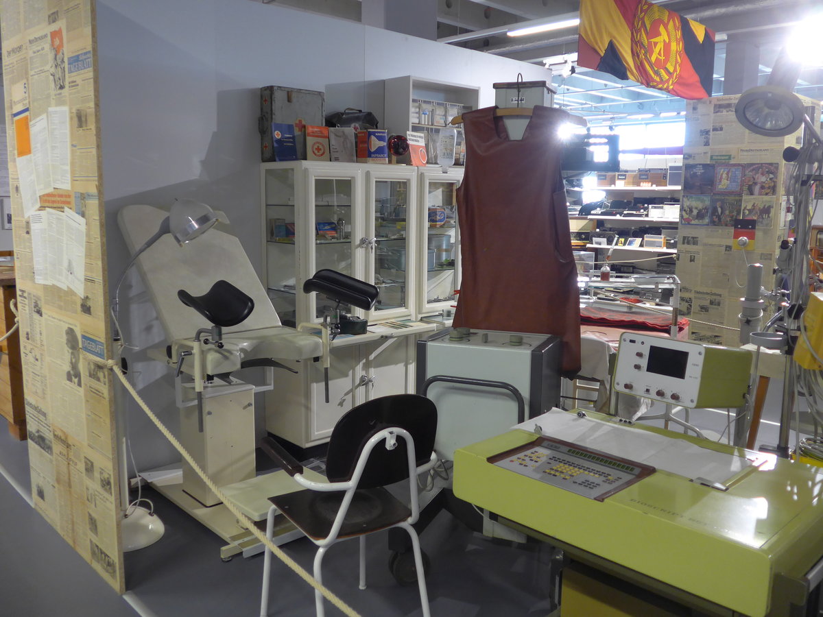 (183'015) - Arztpraxis am 8. August 2017 in Dresden, Die Welt der DDR