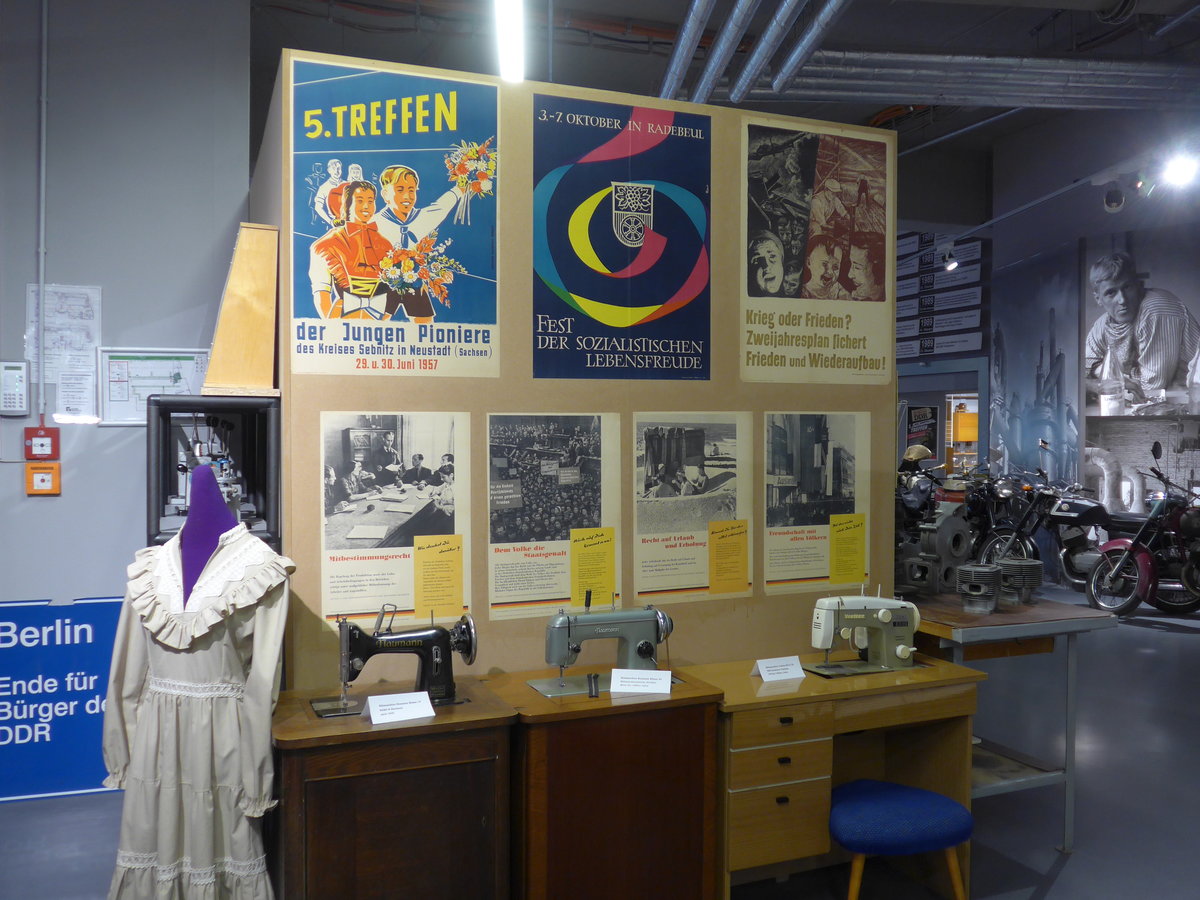 (183'021) - Popaganda und N�hmaschinen am 8. August 2017 in Dresden, Die Welt der DDR