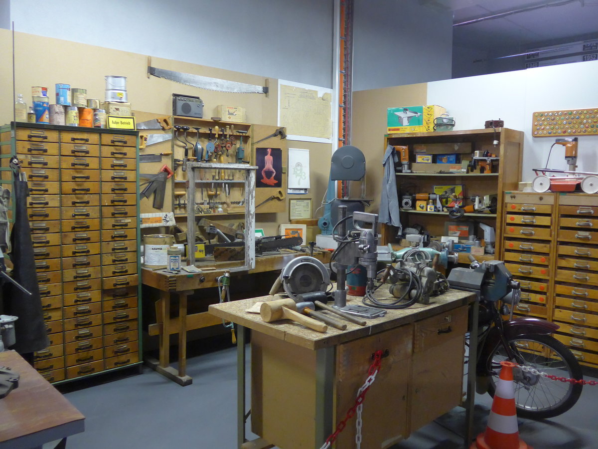 (183'022) - Mechanikerwerkstatt am 8. August 2017 in Dresden, Die Welt der DDR