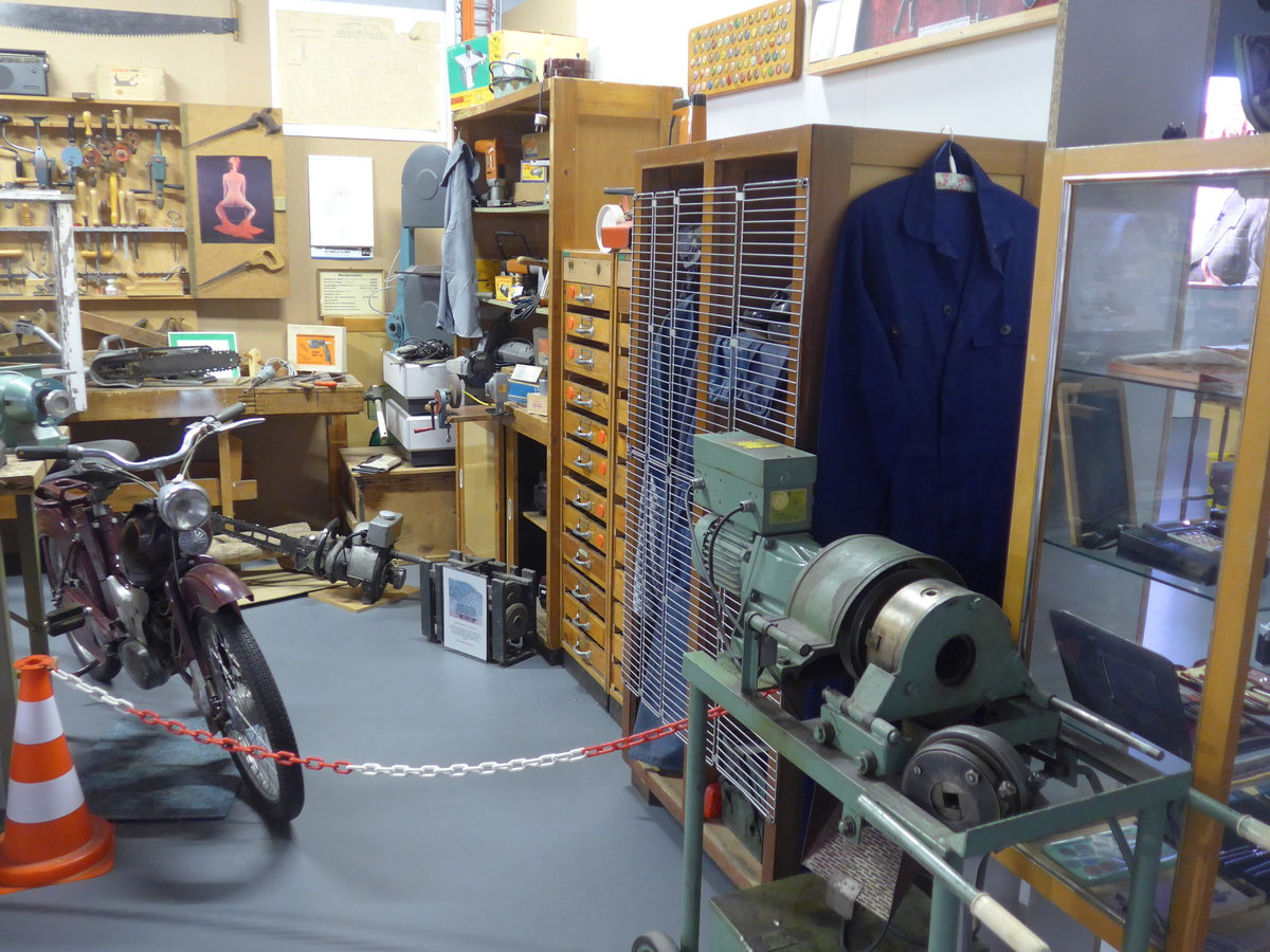 (183'024) - Mechanikerwerkstatt mit Motorrad am 8. August 2017 in Dresden, Die Welt der DDR